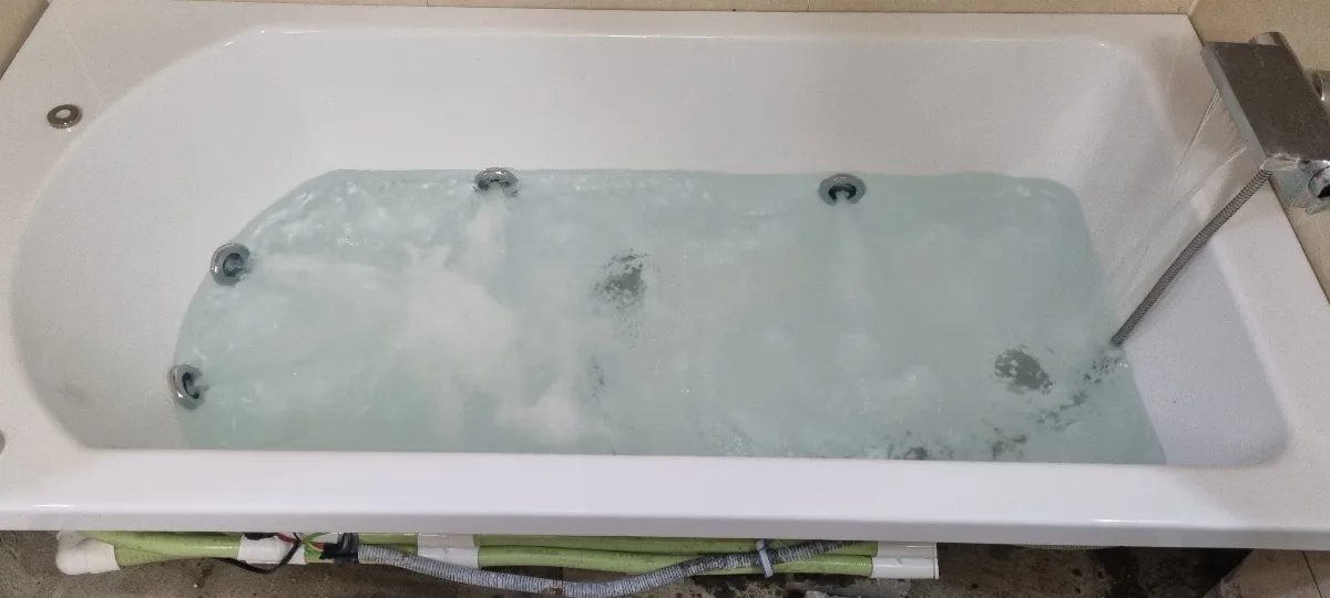 월풀욕조 배관교체 후 물을 채운 욕조 한남동